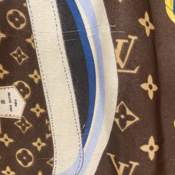 Good condition small stains in one corner of the scarf - Picture 5 of 16